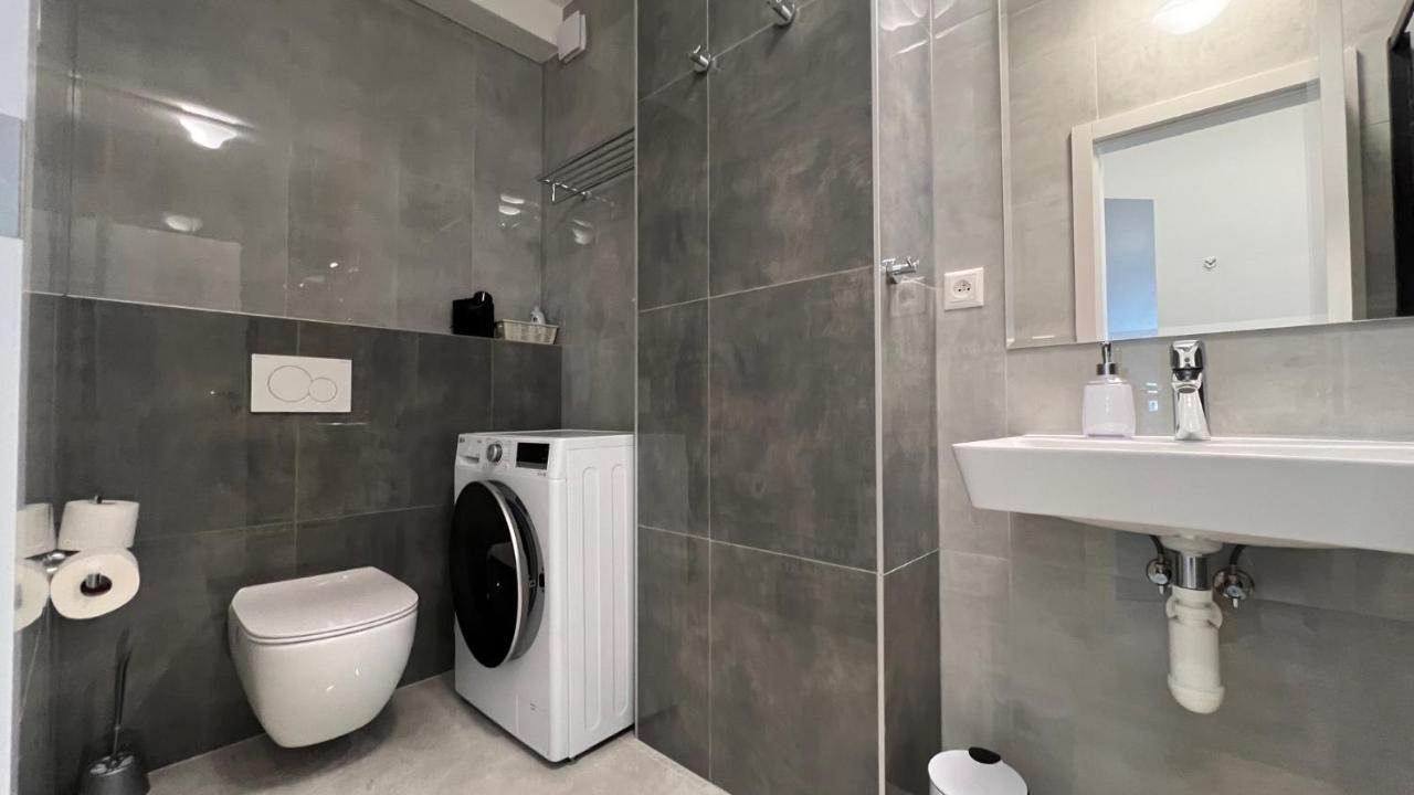 Air Conditioned 1 Room Apartment Vienna Gate, 2 Братислава Екстериор снимка
